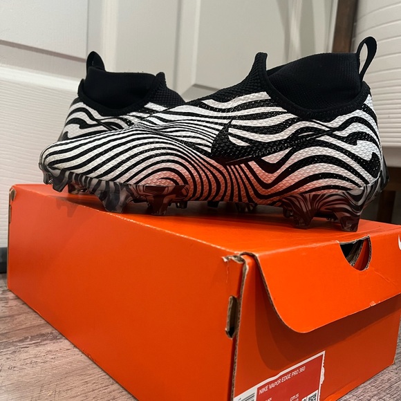 Football cleats - Picture 3 of 4